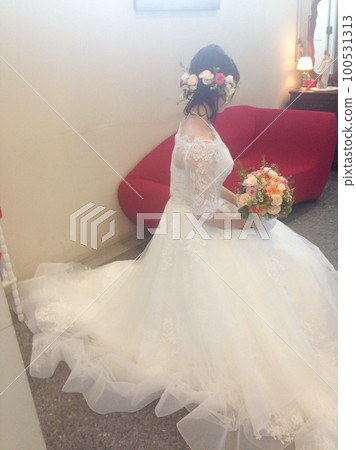 bride waiting in wedding dress 100531313