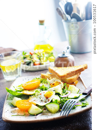 Avocado, vegetable and fried egg sandwich. Breakfast 100531617