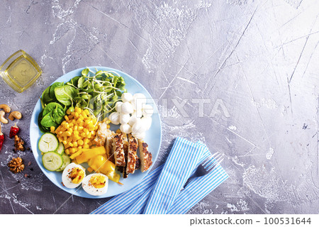 diet salad wih vegetables and fried chicken 100531644