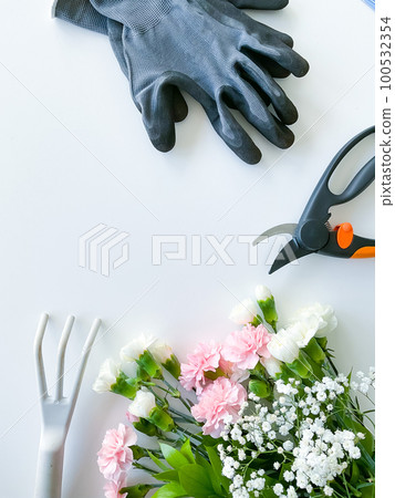 spray pink and white flowers with gardening tools spray pink and white flowers with gardening tools 100532354