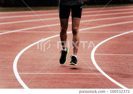 在田徑跑道上奔跑的賽跑者 100532372