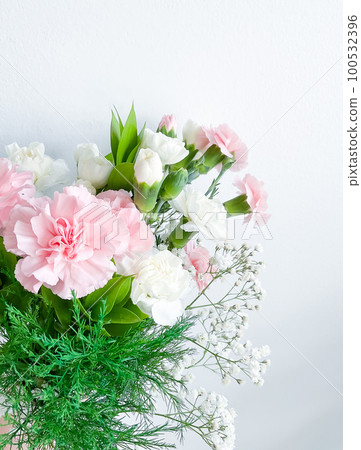 Close up photo of a bouquet of pink carnations 100532396