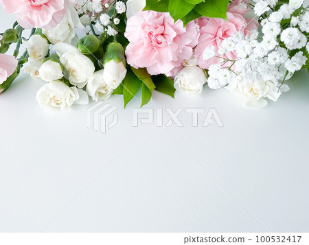 Close up photo of a bouquet of pink and white 100532417