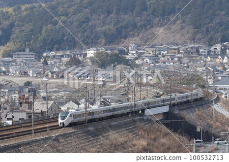 Four-double line Tokaido Main Line runs fast on the Yamashina University curve Limited Express Thunderbird Four-double line Tokaido Main Line runs fast on the Yamashina University curve Limited Express Thunderbird 100532713