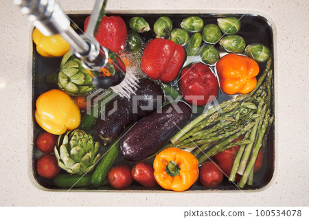 Wash and clean fresh vegetables. 100534078