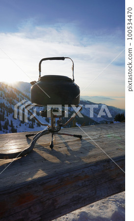 The burner is burning with a blue fire with kettle 100534470