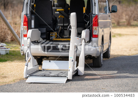 Welfare vehicle that can get on and off people in wheelchairs with a lift Welfare vehicle that can get on and off people in wheelchairs with a lift 100534483