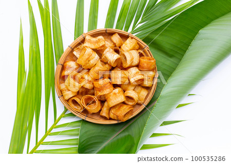 Crispy banana chip rolls. Fruit snack 100535286