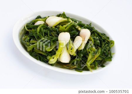 Pickled spring onion in white plate 100535701