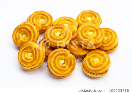 Sandwich cookies with durian cream Sandwich cookies with durian cream 100535716