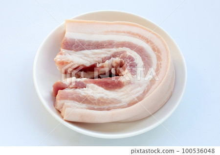 Streaky pork in white bowl on white background. 100536048