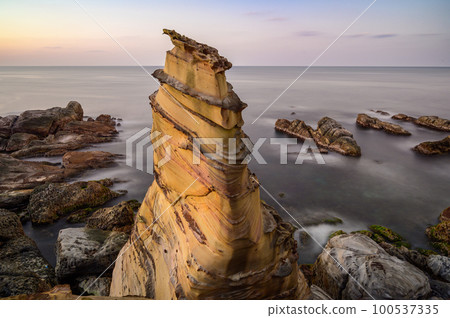 The rocks are shaped like bamboo shoots. The sea and the sky are one color. The rocks are shaped like bamboo shoots. The sea and the sky are one color. 100537335
