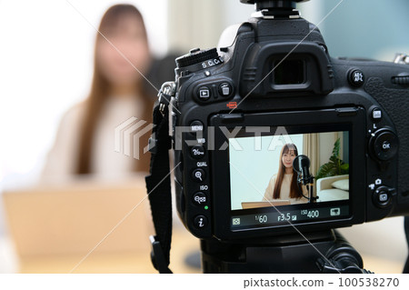 Single-lens reflex video shooting, woman delivering with tablet and microphone, video shooting, broadcaster, YouTuber 100538270