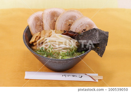 豚骨拉麵、叉燒、紫菜、竹筍、豆芽、蔥 100539050