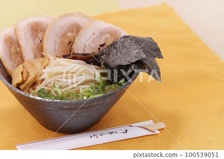豚骨拉麵、叉燒、紫菜、竹筍、豆芽、蔥 豚骨拉麵、叉燒、紫菜、竹筍、豆芽、蔥 100539051