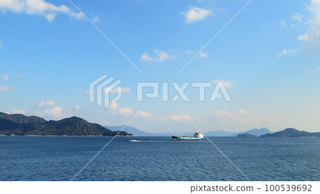 航行在瀨戶內海的貨船 航行在瀨戶內海的貨船 100539692