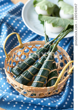 Chimaki 和 kashiwamochi 裝在籃子裡 Chimaki 和 kashiwamochi 裝在籃子裡 100540947