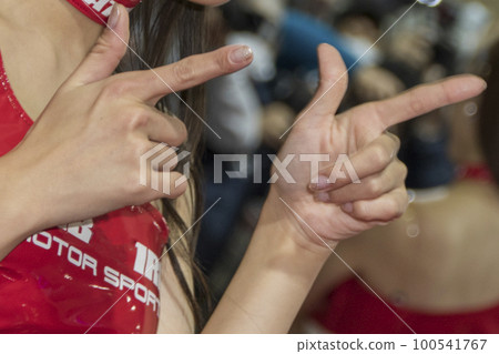 一個女人的手，雙手呈手槍狀 100541767