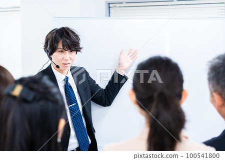 businessman conducting training businessman conducting training 100541800