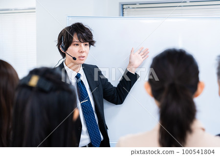 businessman conducting training businessman conducting training 100541804