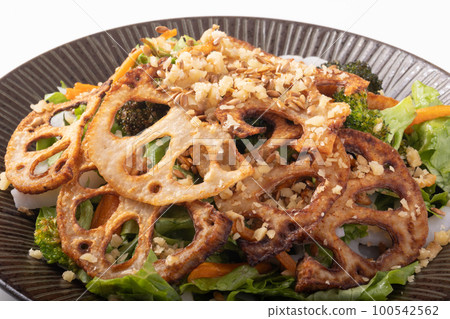 蓮藕沙拉(核桃、炒蓮藕、胡蘿蔔、西蘭花、水煮蓮藕、生菜、烤亞麻籽) 蓮藕沙拉(核桃、炒蓮藕、胡蘿蔔、西蘭花、水煮蓮藕、生菜、烤亞麻籽) 100542562