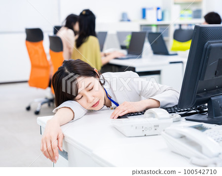 忙碌而疲憊的商務人士 忙碌而疲憊的商務人士 100542710