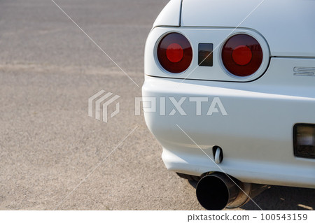 classic car. white nissan skyline 100543159