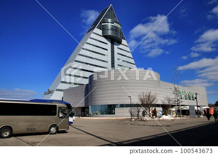 A tourist facility built at Aomori Port, the gateway to the Tsugaru Straits… Aomori Prefectural Tourism and Products Center “ASPAM” 100543673