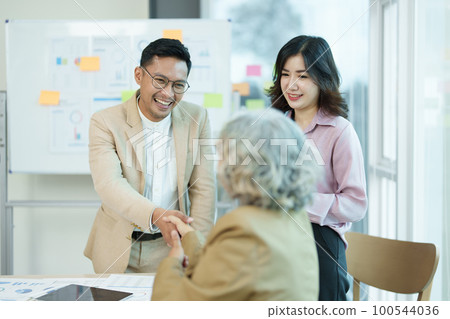 Asian entrepreneurs handshakes to congratulate the agreement between the two companies to enhance investment and financial strength. deal concept. Asian entrepreneurs handshakes to congratulate the agreement between the two companies to enhance investment and financial strength. deal concept. 100544036