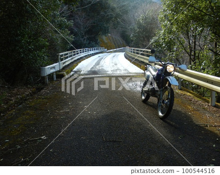 It snows when I go out on a motorcycle 100544516