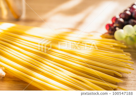 餐桌上陽光下的意大利面 餐桌上陽光下的意大利面 100547188