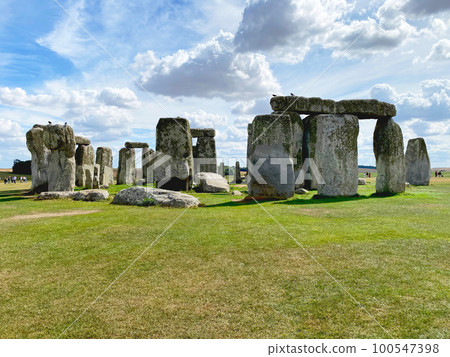 Megalithic Stonehenge standing on a large prairie in England on a sunny day 100547398