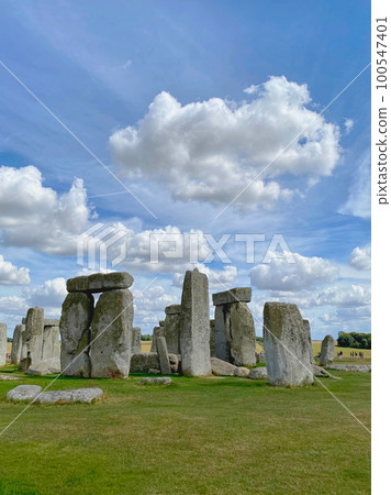 陽光明媚的日子裡，巨石巨石陣矗立在英格蘭的大草原上 100547401