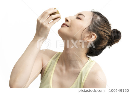 woman with kiwi fruit woman with kiwi fruit 100549160