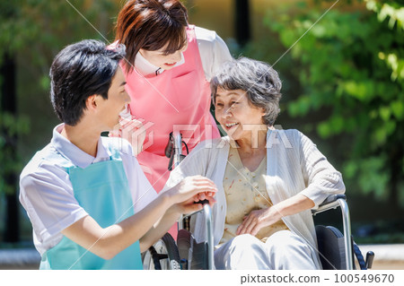 Senior woman in a wheelchair and long-term care staff shooting cooperation "LINK FOREST" 100549670