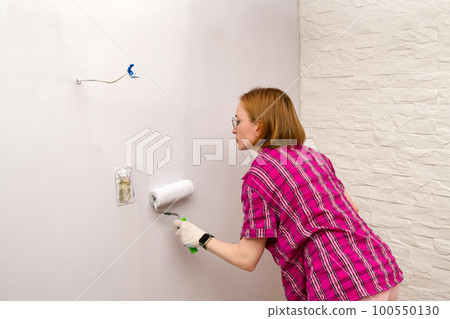 Repair. Painting walls with roller Repair. Painting walls with roller 100550130