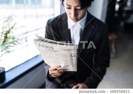 Businessman collecting information 100550651