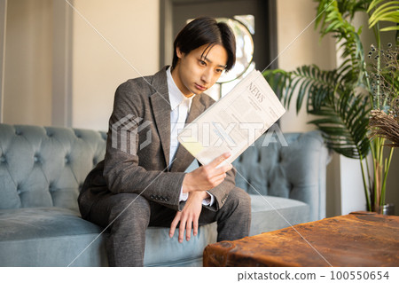 Businessman collecting information 100550654