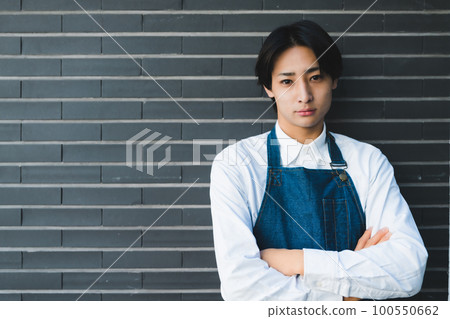 crossed arm, salesperson, shop assistant 100550662