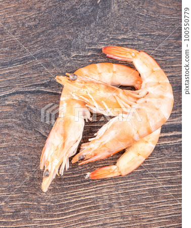 Cooked whole fresh shrimp on wooden background with copy space, flat lay. 100550779