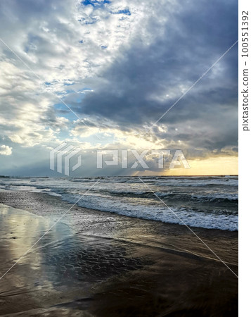 Seascape. Dramatic sunset 100551392