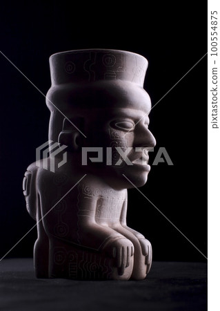 Statue tiwanaku on black background Statue tiwanaku on black background 100554875