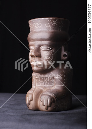 Statue tiwanaku on black background Statue tiwanaku on black background 100554877