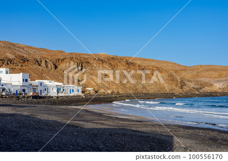 The village of Pozo Negro on the east coast of Fuerteventura Island 100556170