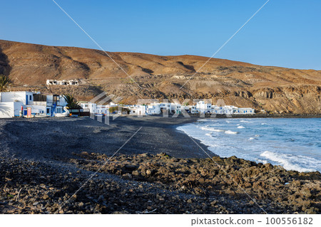 The village of Pozo Negro on the east coast of Fuerteventura Island 100556182