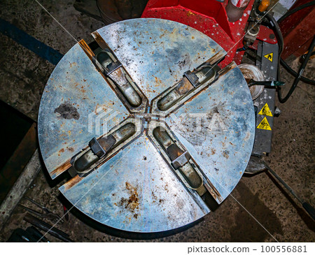 Tire changer for repair and maintenance of car wheels. Tire changer for repair and maintenance of car wheels. 100556881