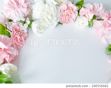Close up photo of a bouquet of pink and white 100556882