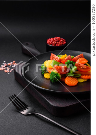 Salad of fresh and steamed vegetables cherry tomatoes, broccoli and carrots 100557280
