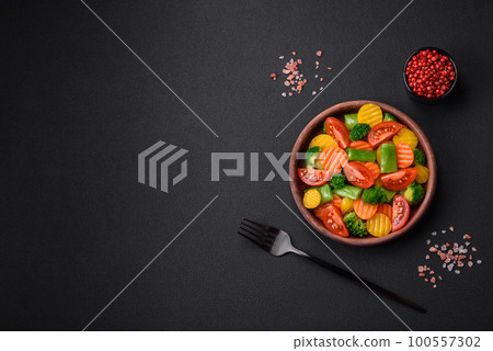 Salad of fresh and steamed vegetables cherry tomatoes, broccoli and carrots 100557302
