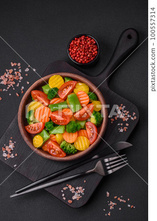Salad of fresh and steamed vegetables cherry tomatoes, broccoli and carrots 100557314